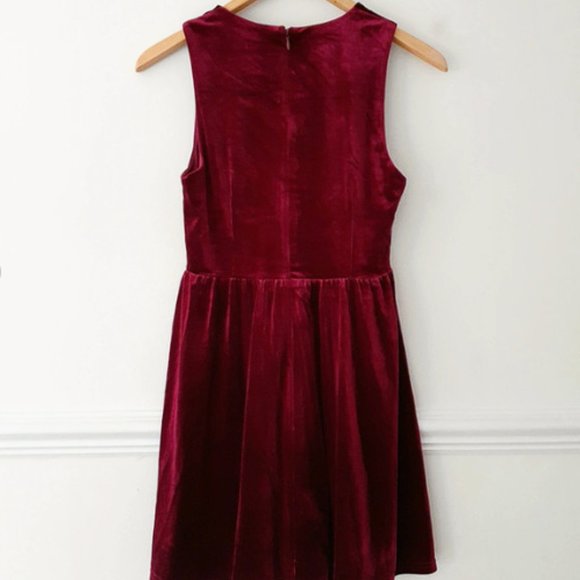 NWT Urban Outfitters Lucca size small gorgeous burgundy velvety mini dress - Picture 4 of 5